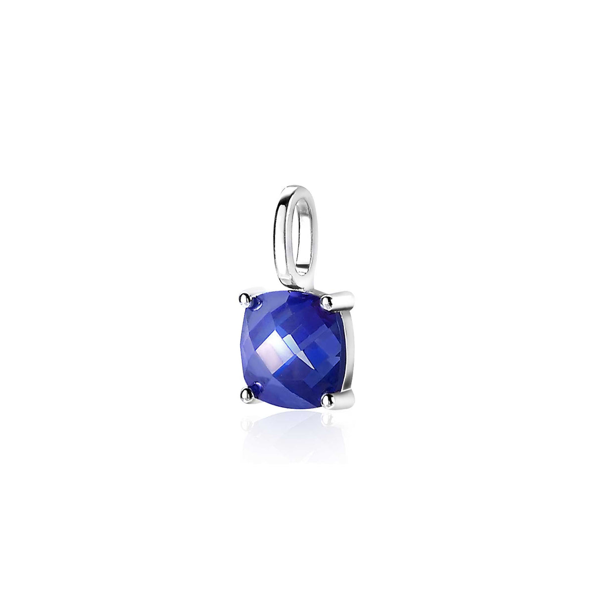 Zilveren hanger met een grote, facette blauwe steen in een vierkante zetting.