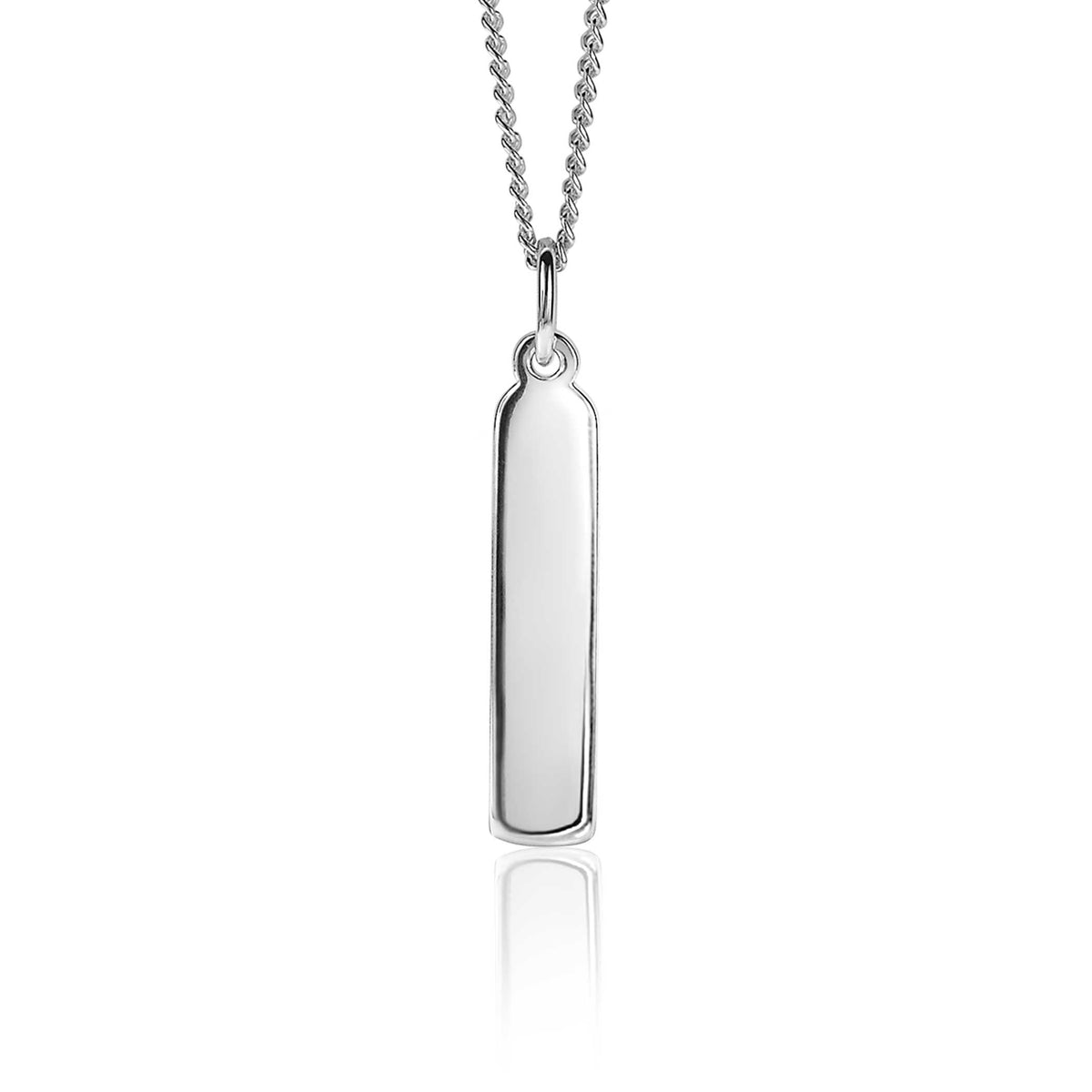 Zilveren hanger met een langwerpige, gladde afwerking aan een ketting.