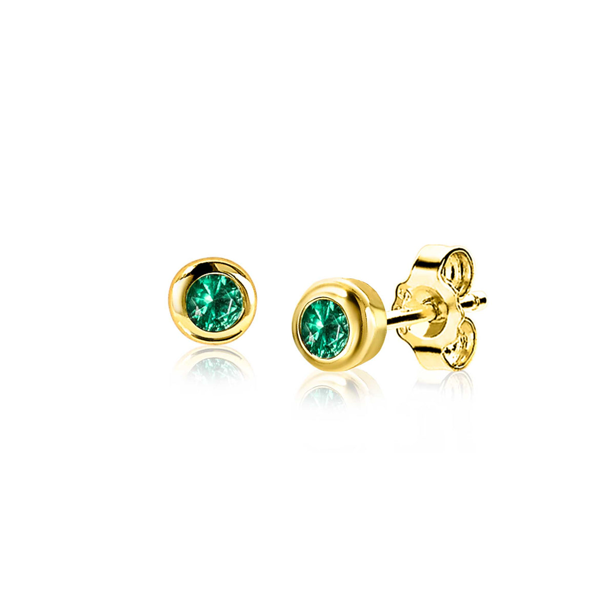Gouden oorbellen met groene steentjes, ronde vorm en stud sluiting.