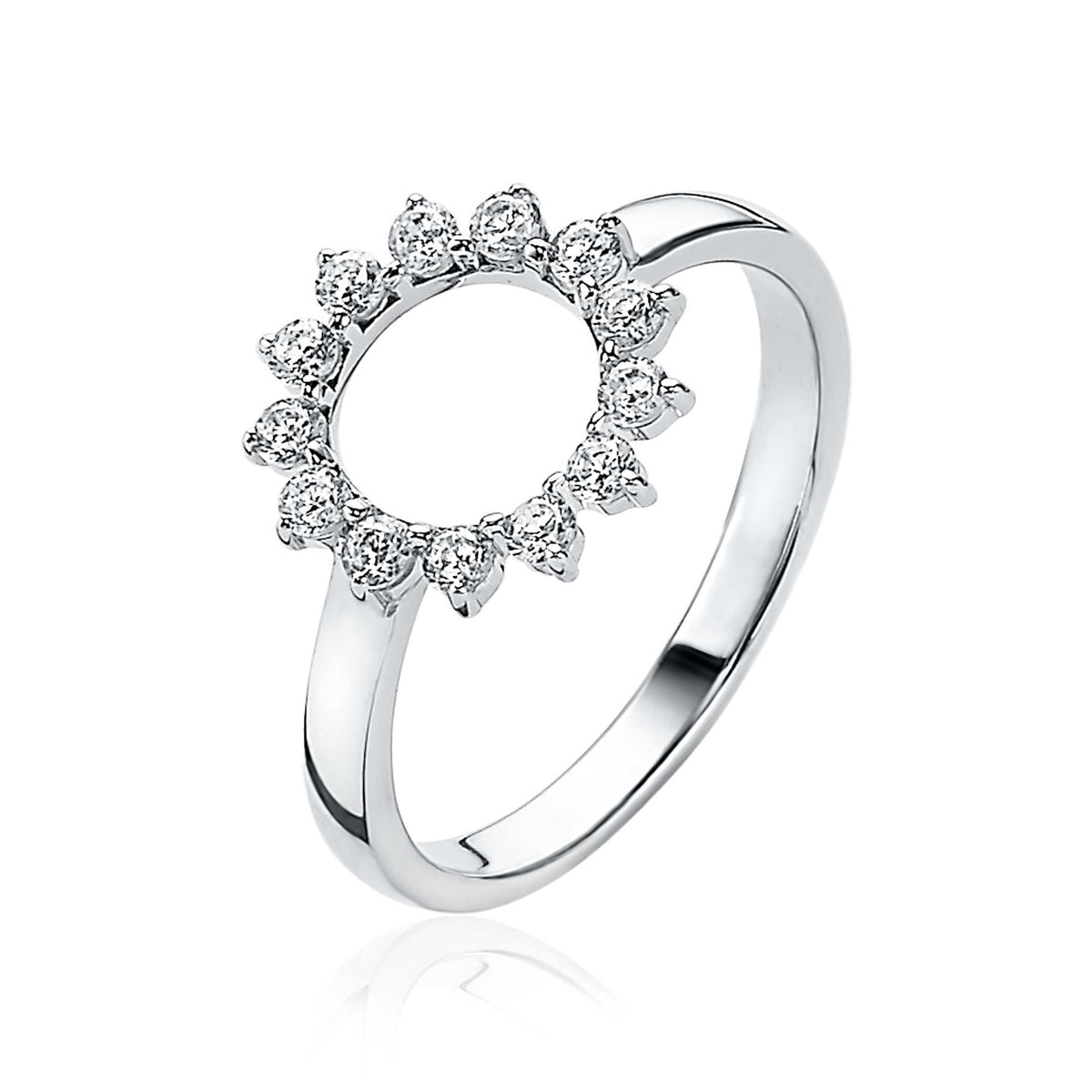 Zilveren ring met een bloemvormige zetting en sprankelende zirconia steentjes.