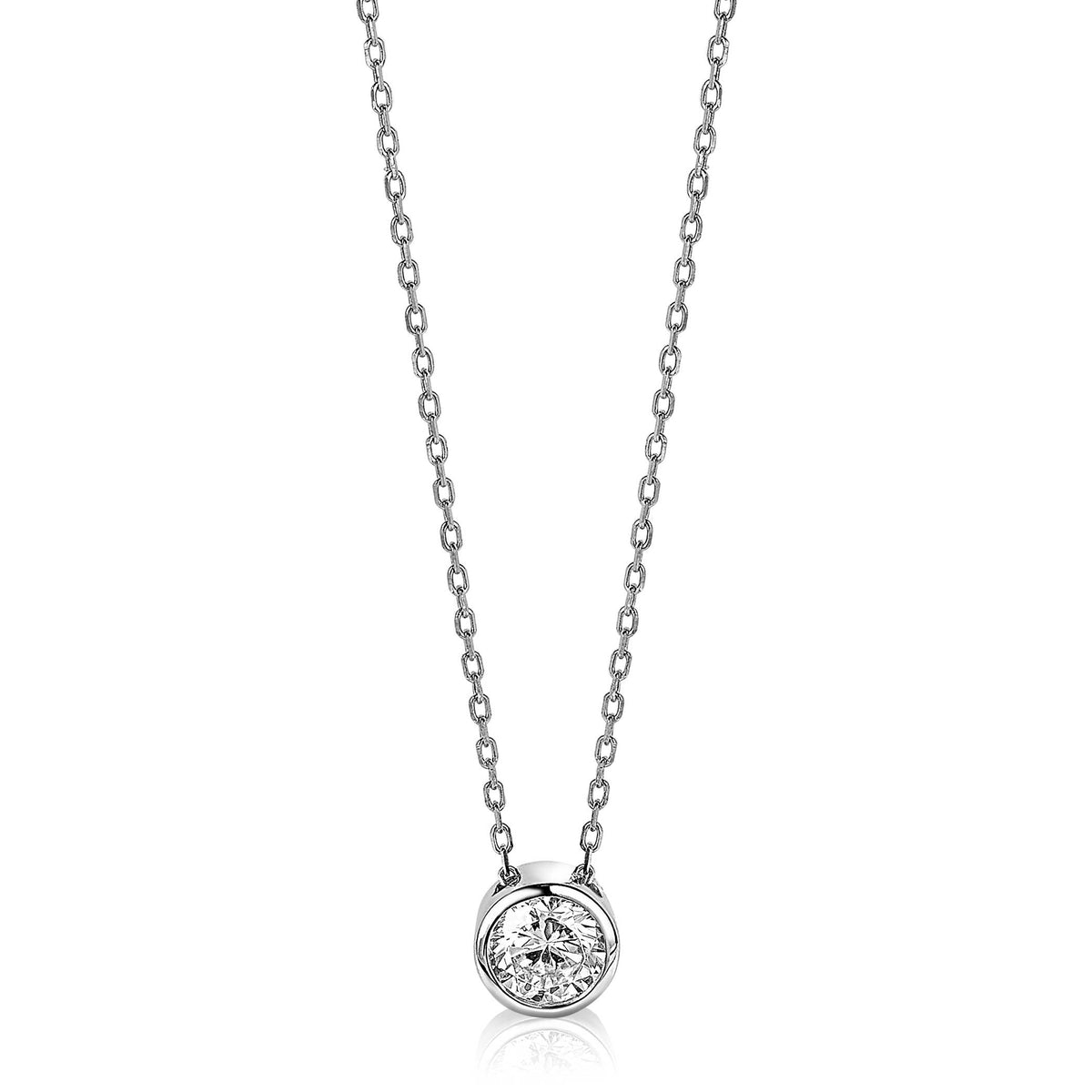 Zilveren ketting met een ronde hanger en een heldere, glinsterende steen.