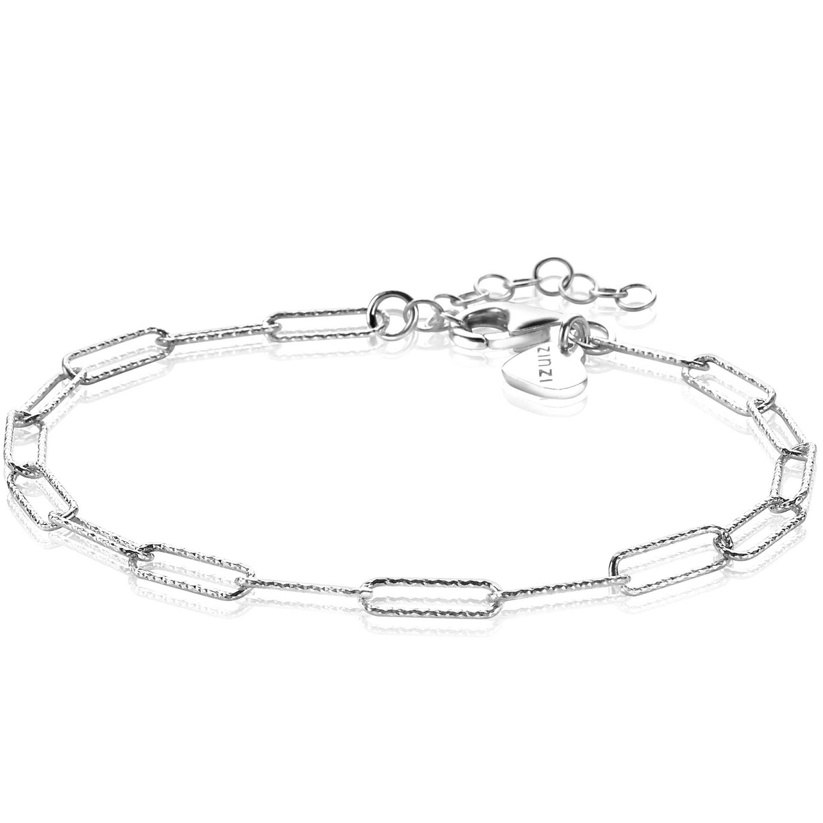 Zilveren armband met een schakelpand en een karabijnsluiting.