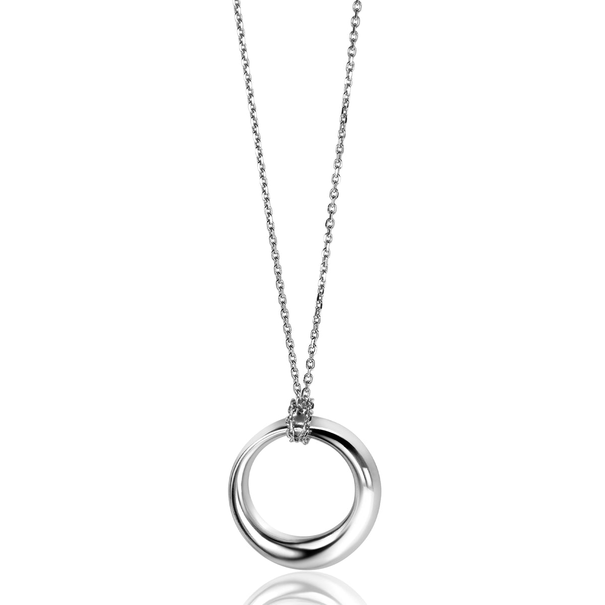Zilveren ketting met twee overlappende ringen als hanger.