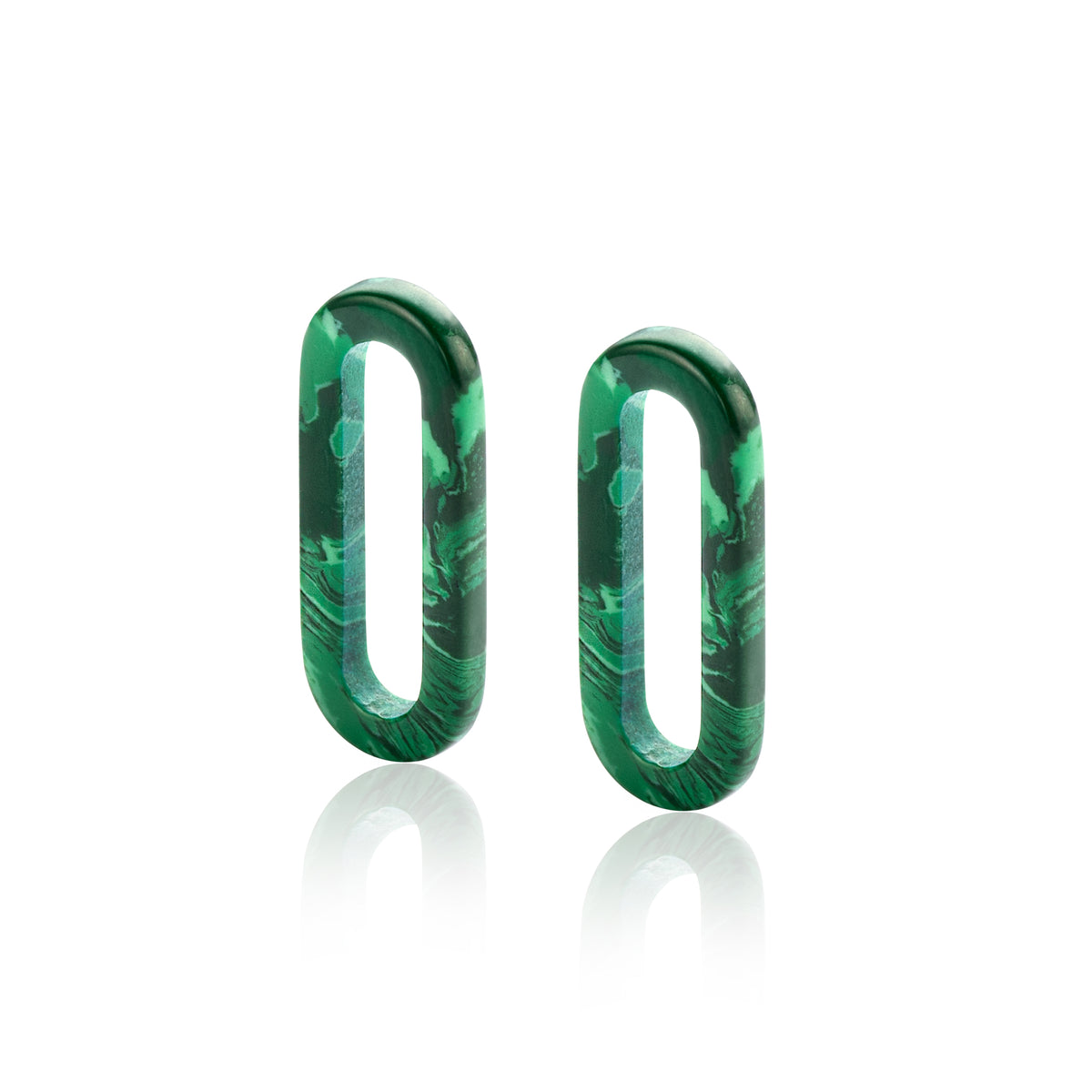 Groene acryl oorbellen in een moderne, rechthoekige vorm met een marmerachtig patroon.