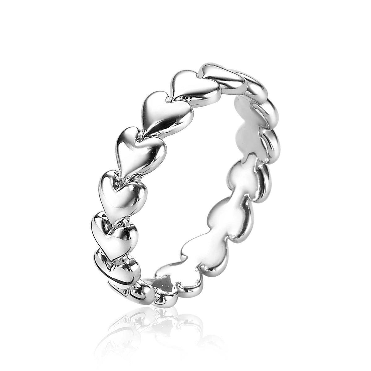 Zilveren ring met een schakelontwerp van hartjes.