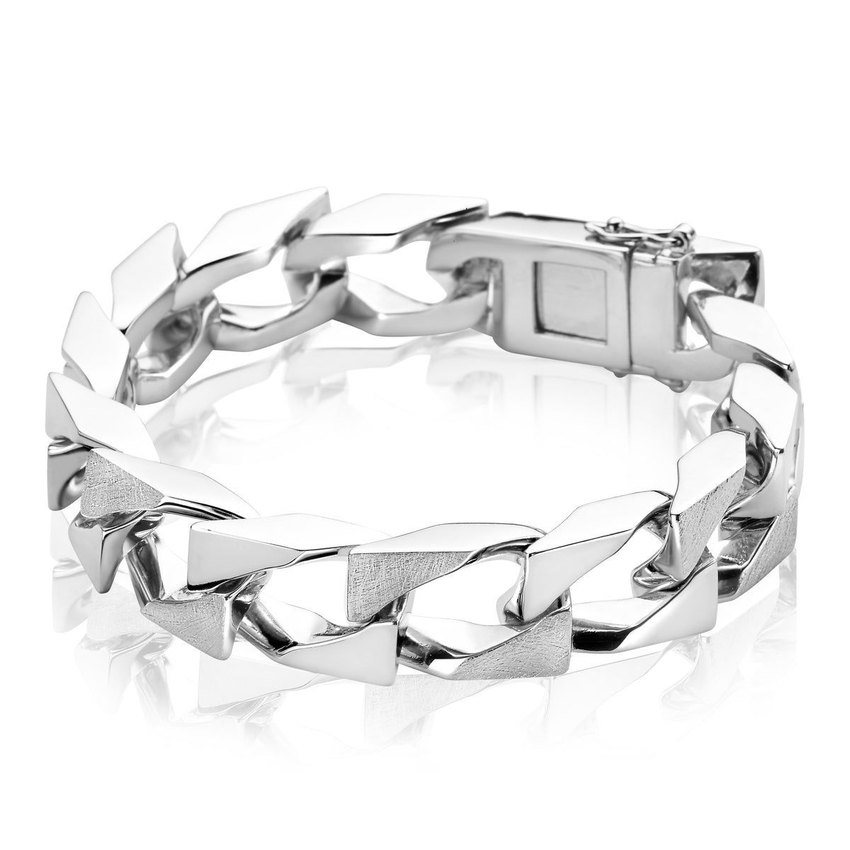 Zilveren armband met een schakelontwerp en een stevige sluiting.