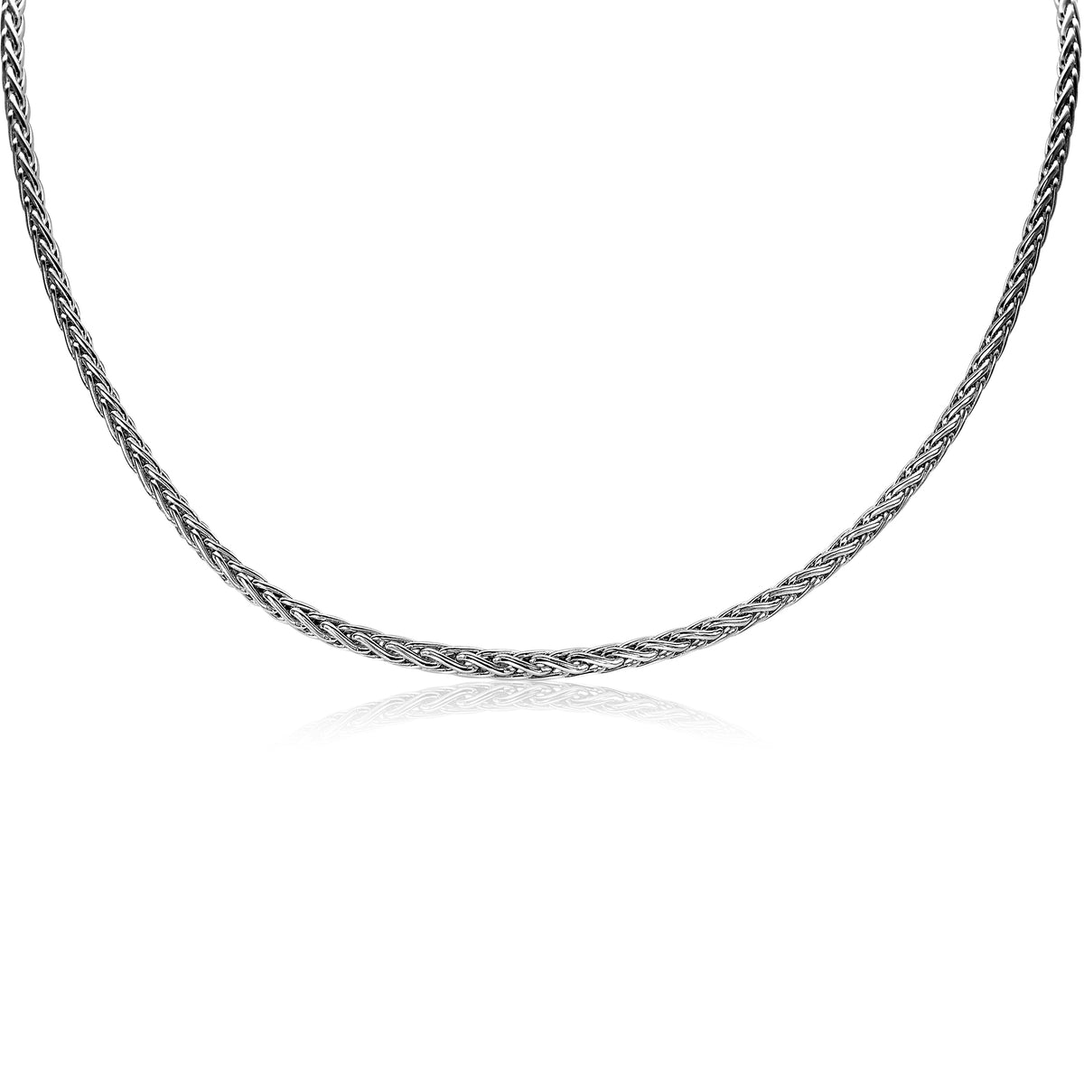 Zilveren ketting met een gevlochten ontwerp en een glanzende afwerking.