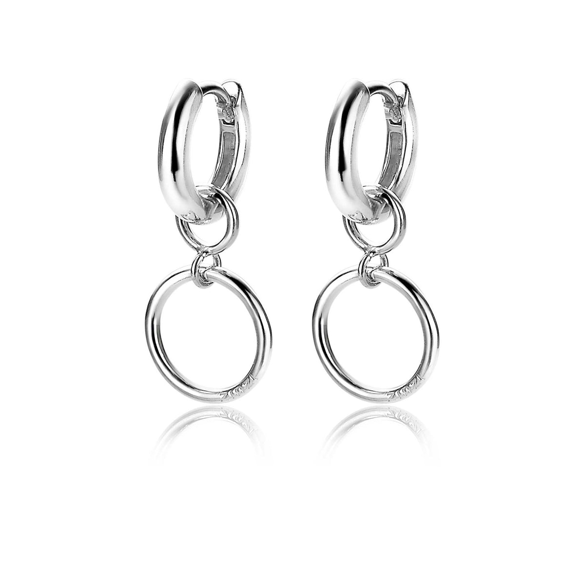 Zilveren oorbellen met een hangende ring, voorzien van een stevige sluiting.
