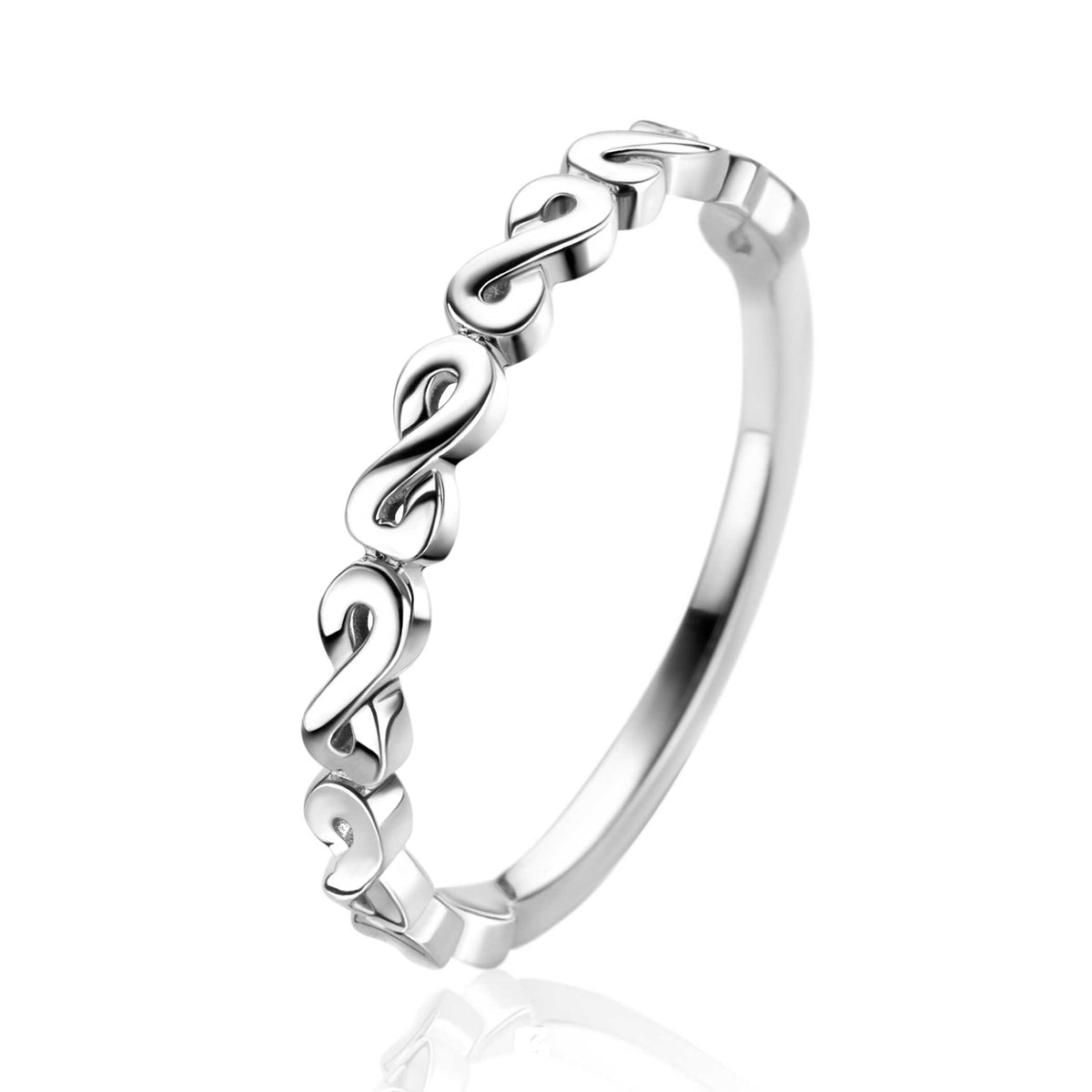 Zilveren ring met een golvend ontwerp en openingen tussen de elementen.