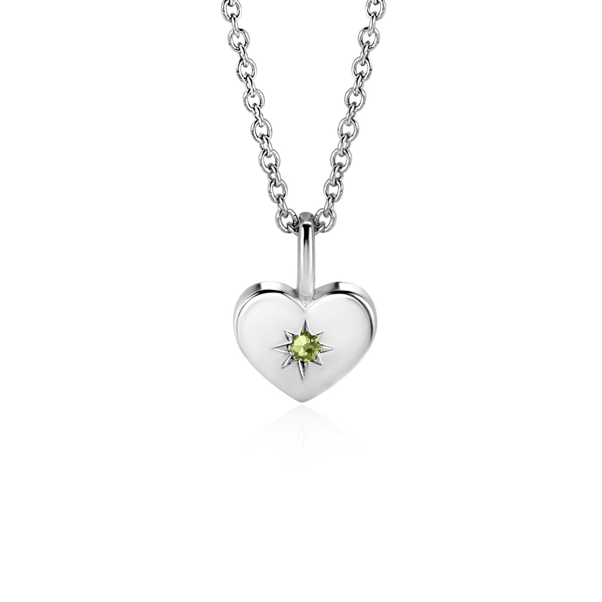Zilveren hanger in de vorm van een hart met een groene steen in het midden.