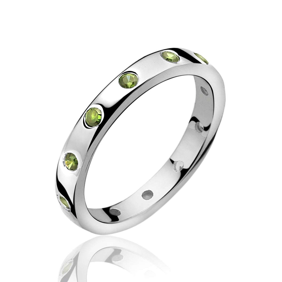 Zilveren ring met groene stenen, gladde afwerking en een ronde vorm.