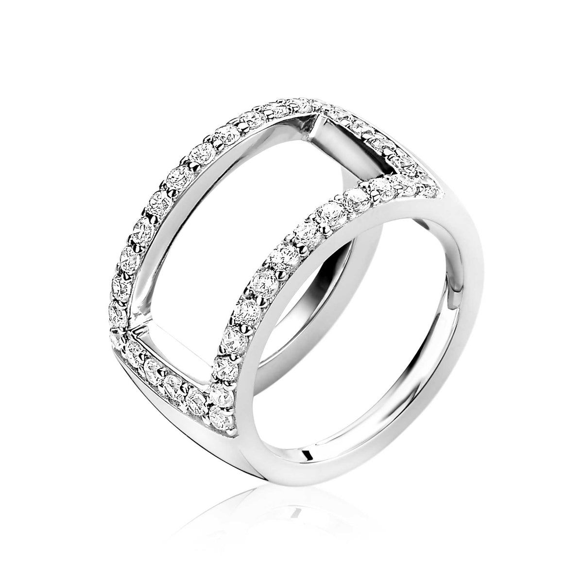 Zilveren ring met een open ontwerp en twee rijen van heldere steentjes aan de bovenkant.