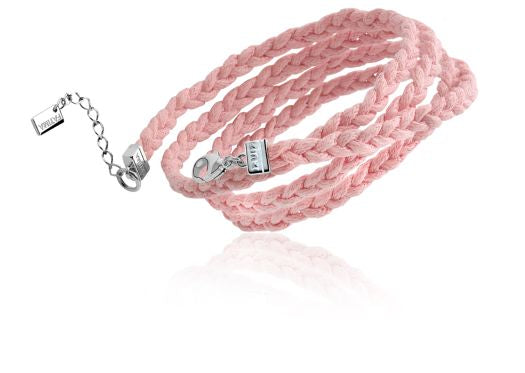 Zilveren armband met gevlochten roze band, voorzien van een verlengkettinkje.
