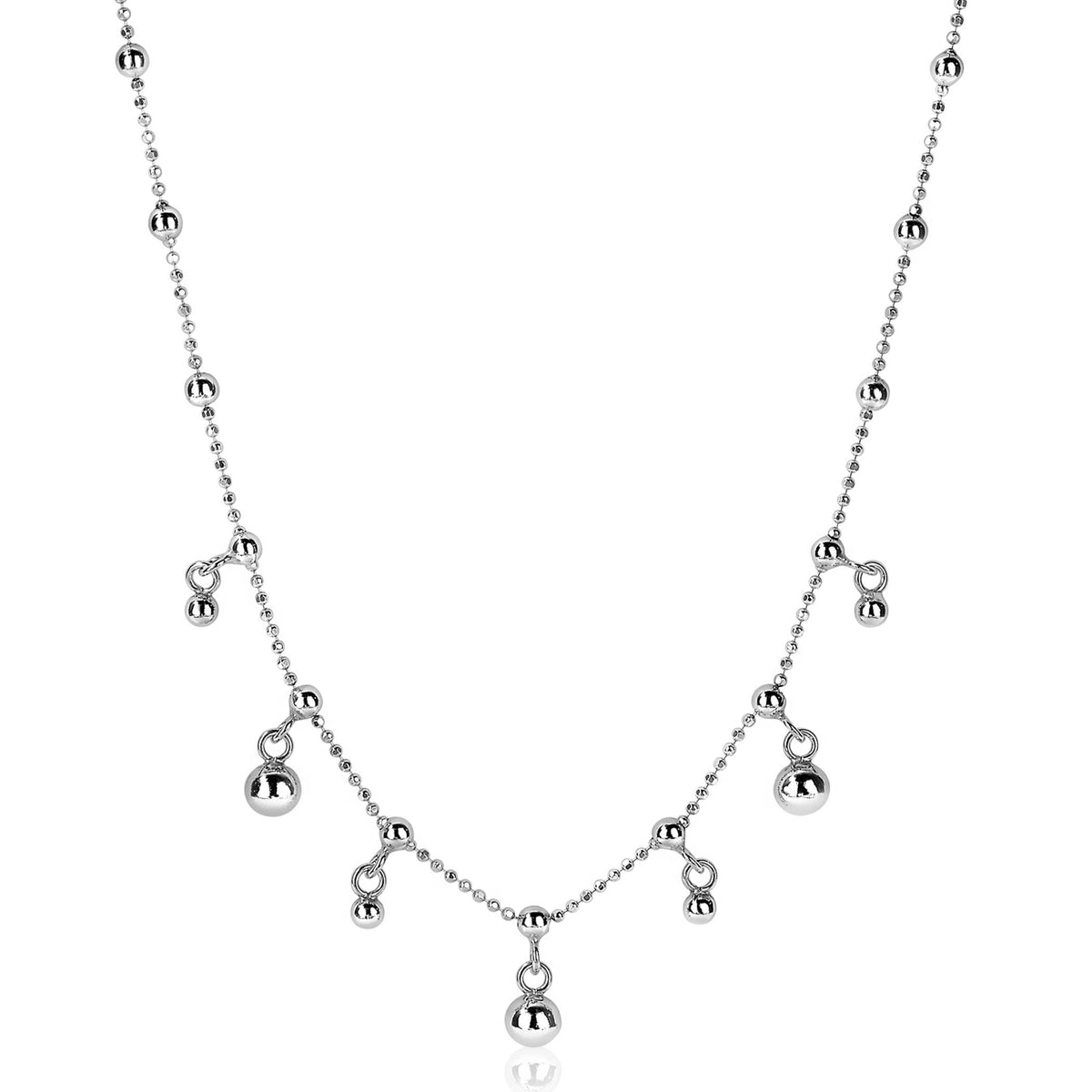 Zilveren ketting met bolletjes en hangende details in een speelse, verfijnde stijl.