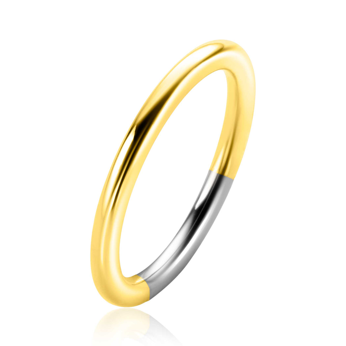 Gouden ring met een glanzende afwerking en een zilveren accent aan de onderzijde.