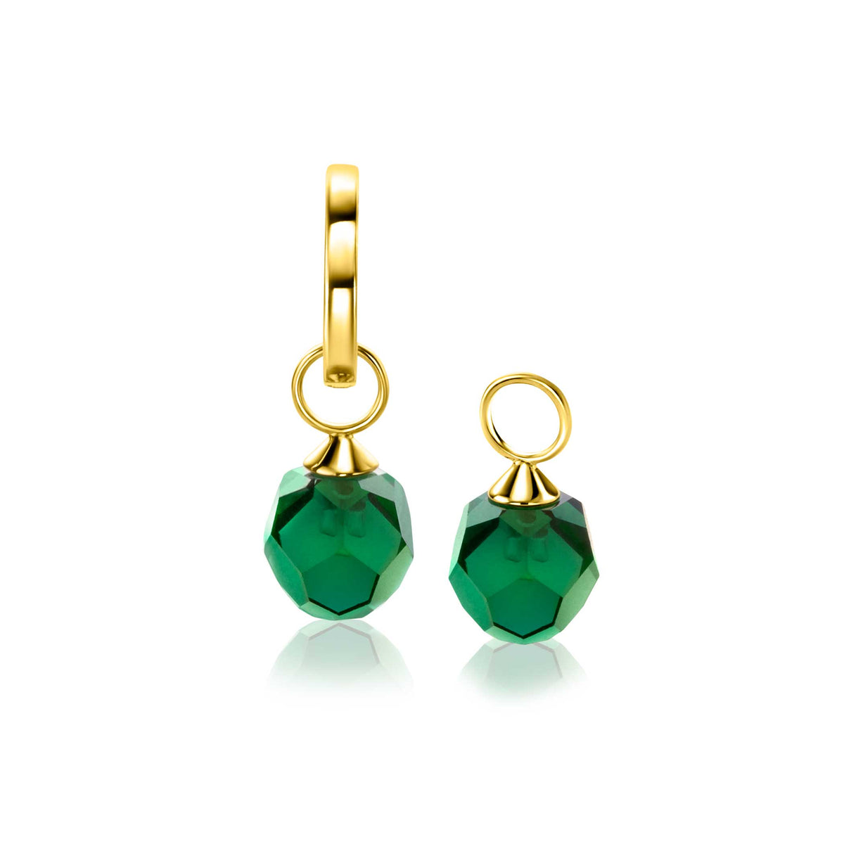 Gouden oorbellen met groene facettenkristallen en een hangende, geometrische vorm.