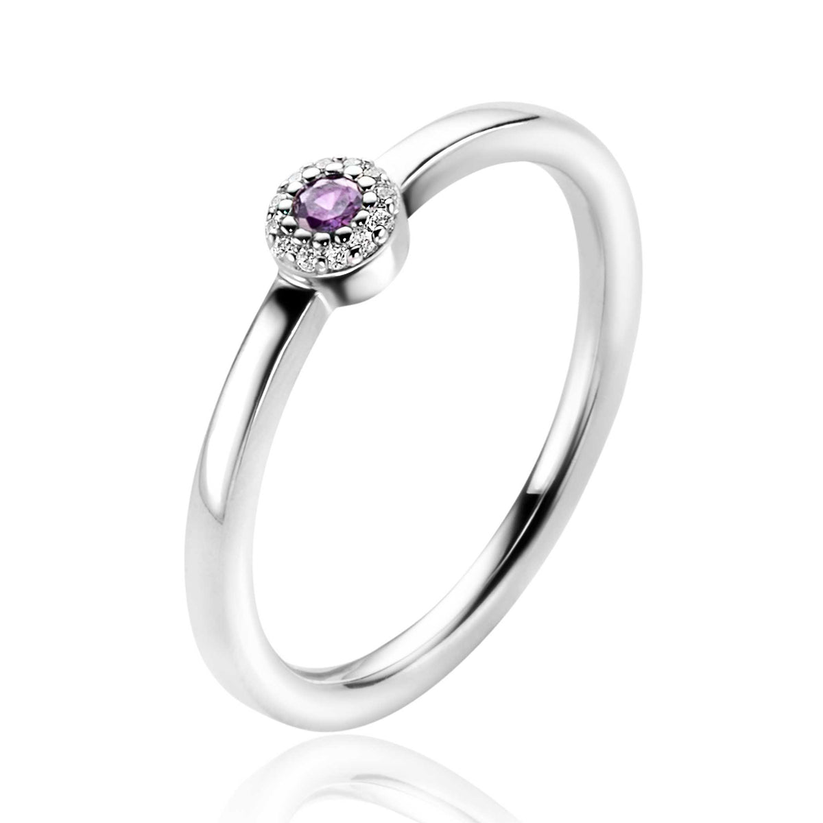 Zilveren ring met een ronde paarse steen omringd door kleine witte steentjes.