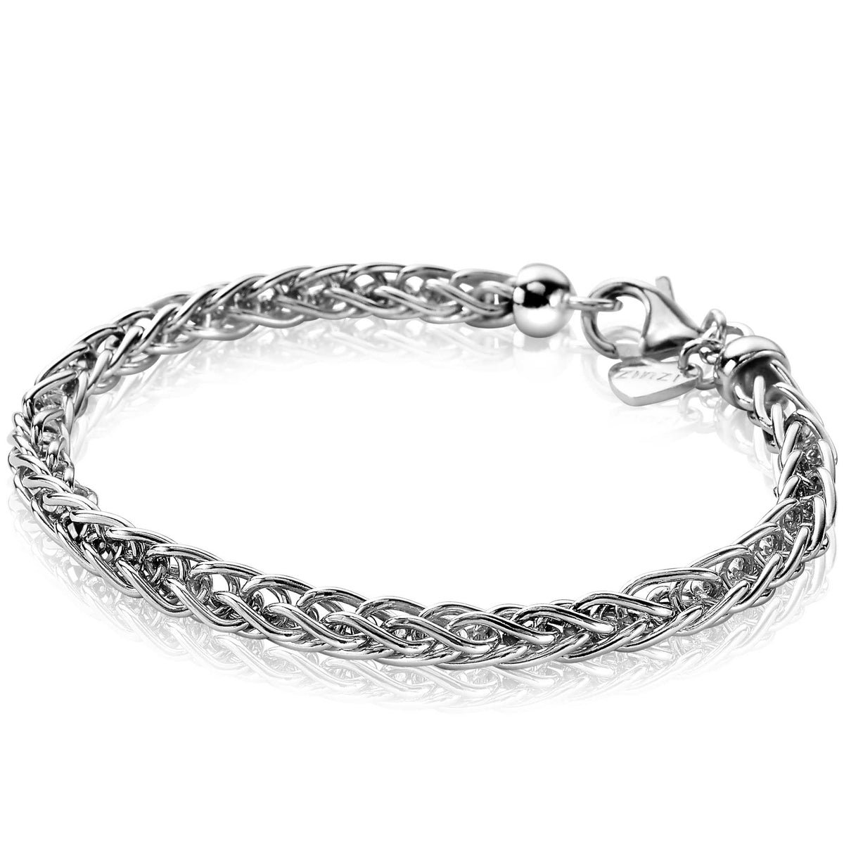Zilveren armband met gevlochten ontwerp en een karabijnsluiting.