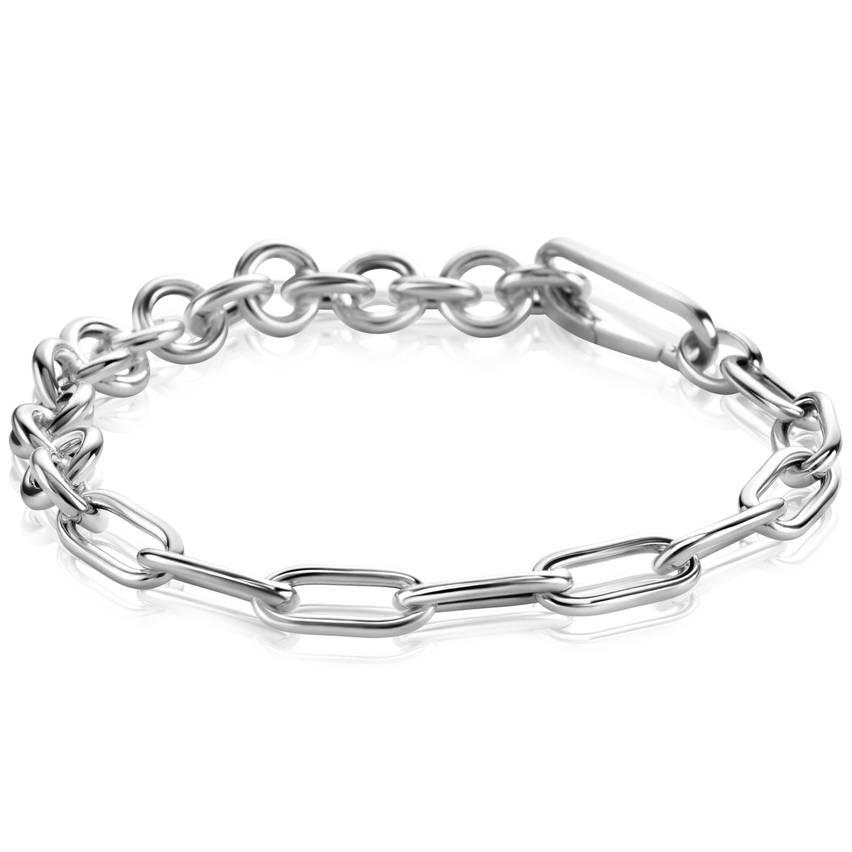 Zilveren armband met schakels in verschillende vormen en een karabijnsluiting.