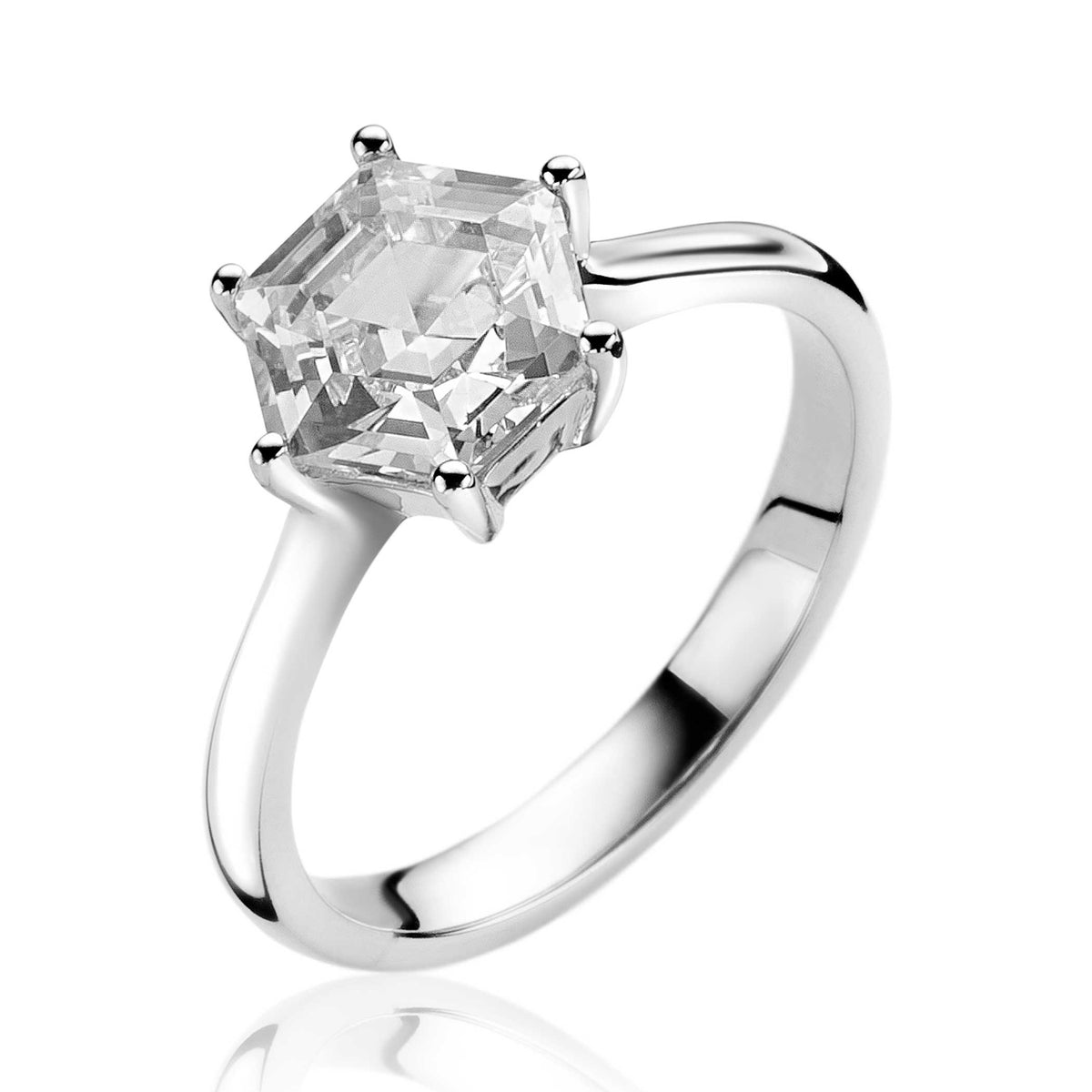 Zilveren ring met een grote, vierkante, heldere zirkonia in een klassieke zetting.