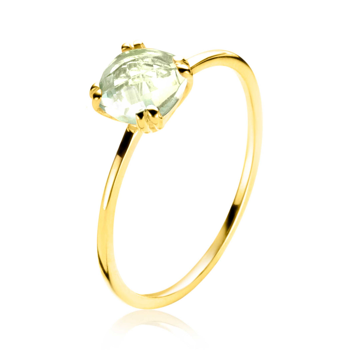 Gouden ring met een heldere, ovale steen in een vier-poot zetting.