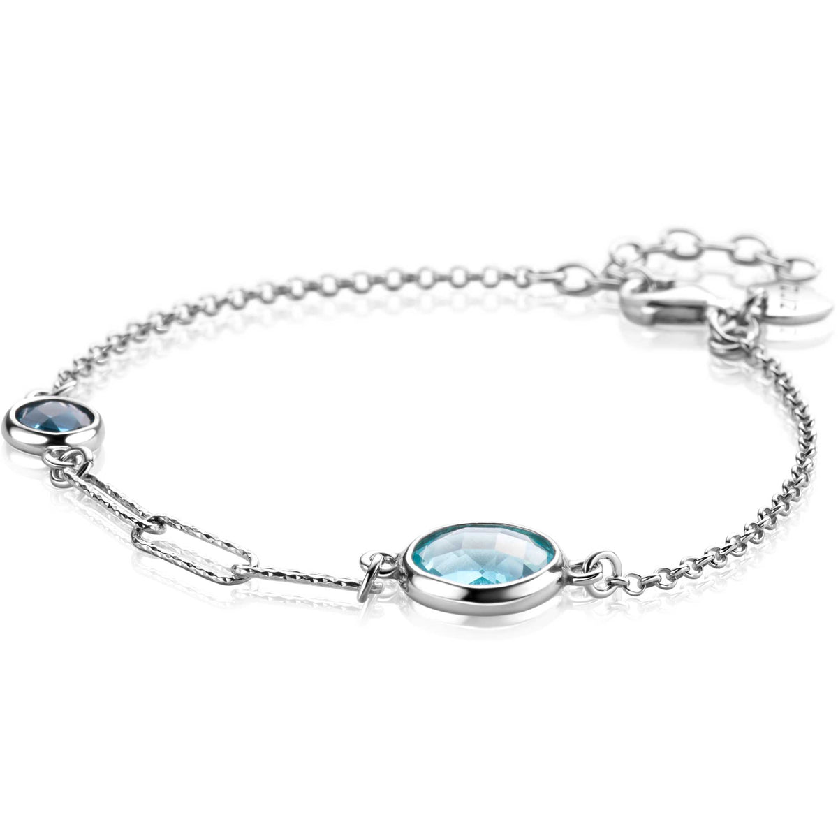 Zilveren armband met twee ronde, lichtblauwe stenen en een schakelsluiting.