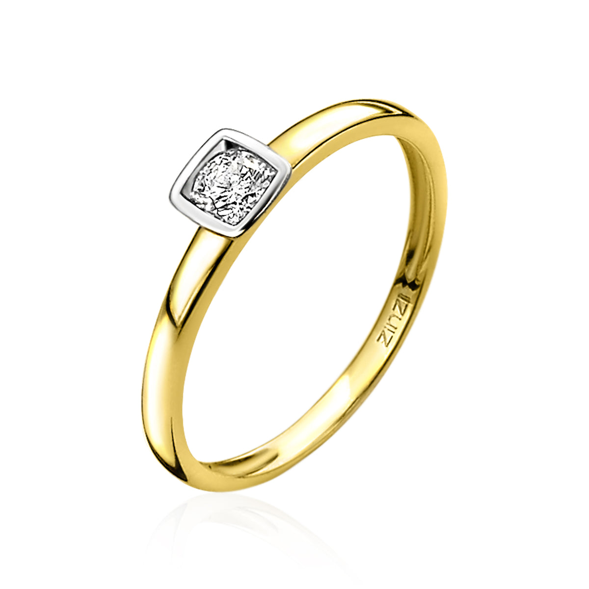 Gouden ring met een vierkante, glinsterende steen aan de zijkant en een gladde band.