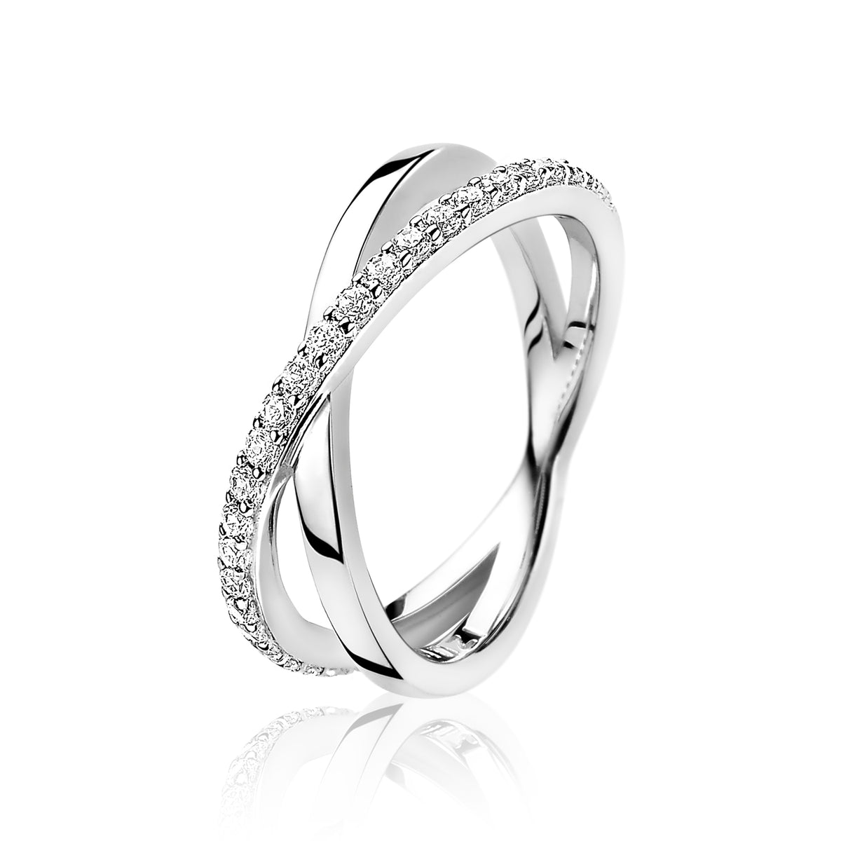 Zilveren ring met een dubbele band en fonkelende zirconia-steentjes aan de bovenkant.