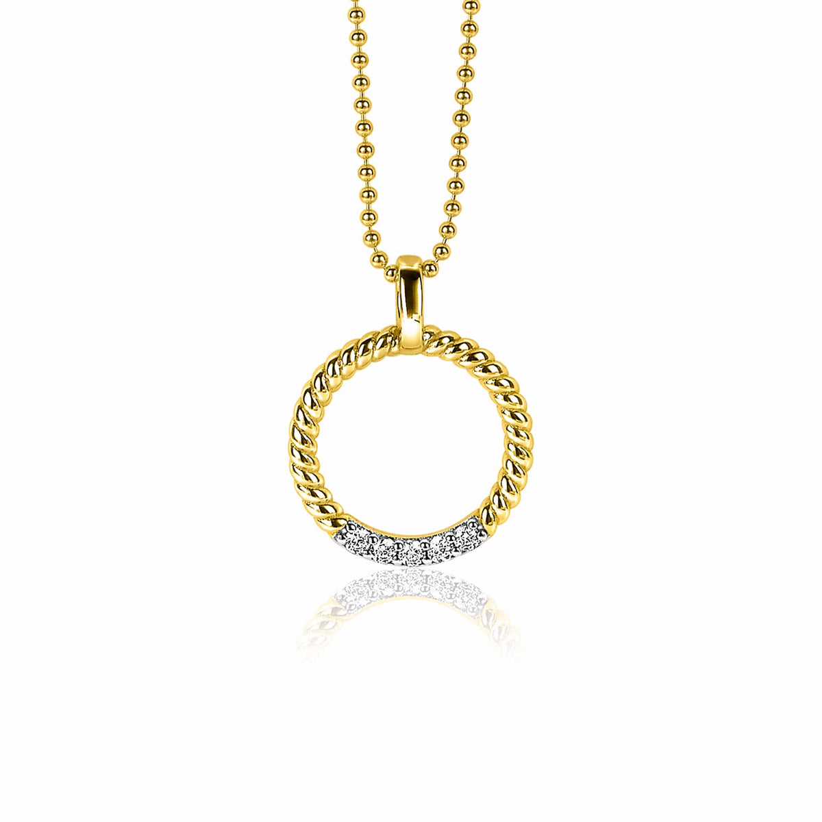 Gouden hanger met een gedraaide rand en een lijn van sprankelende steentjes, aan een bolletjesketting.
