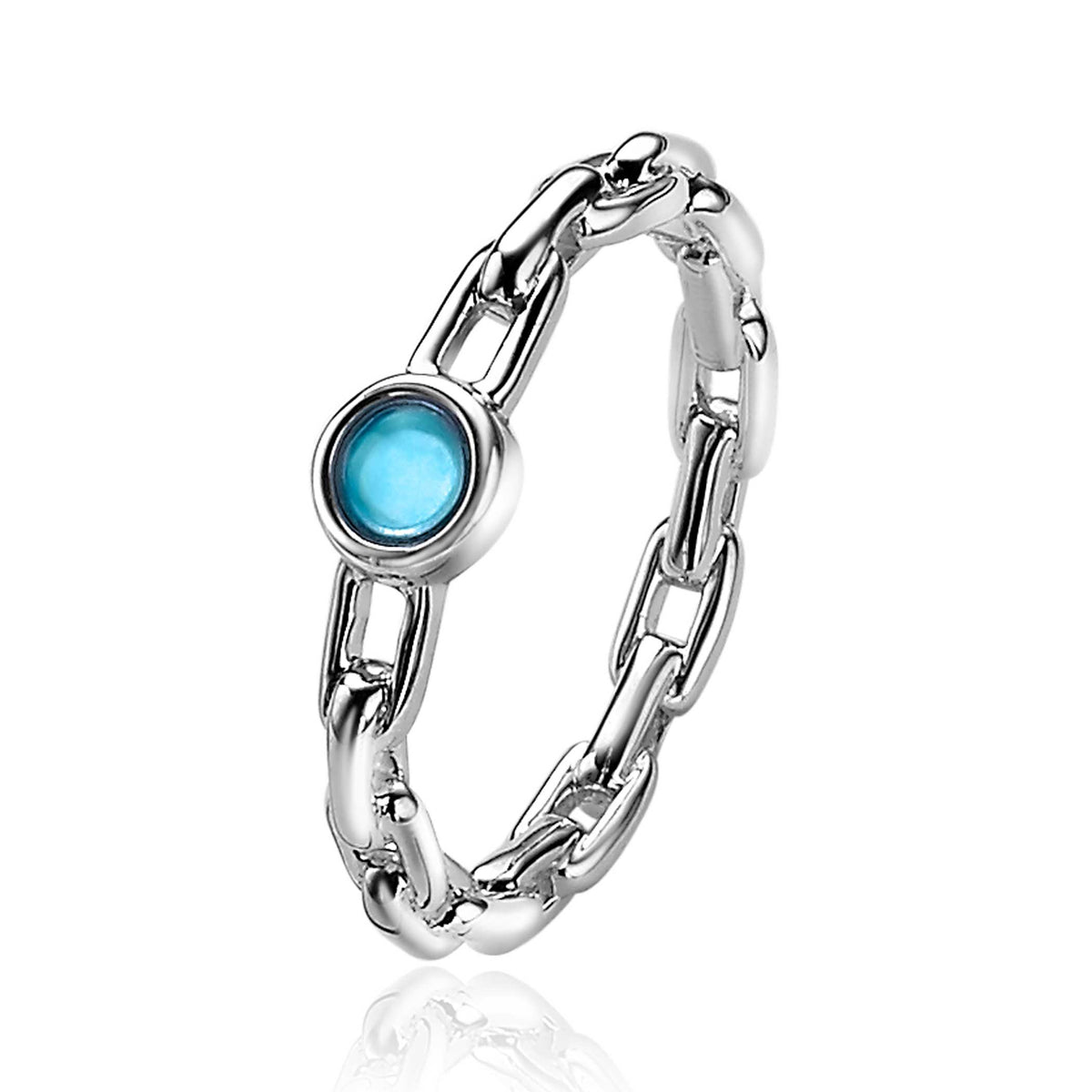 Zilveren ring met schakels en een ronde, lichtblauwe steen in het midden.
