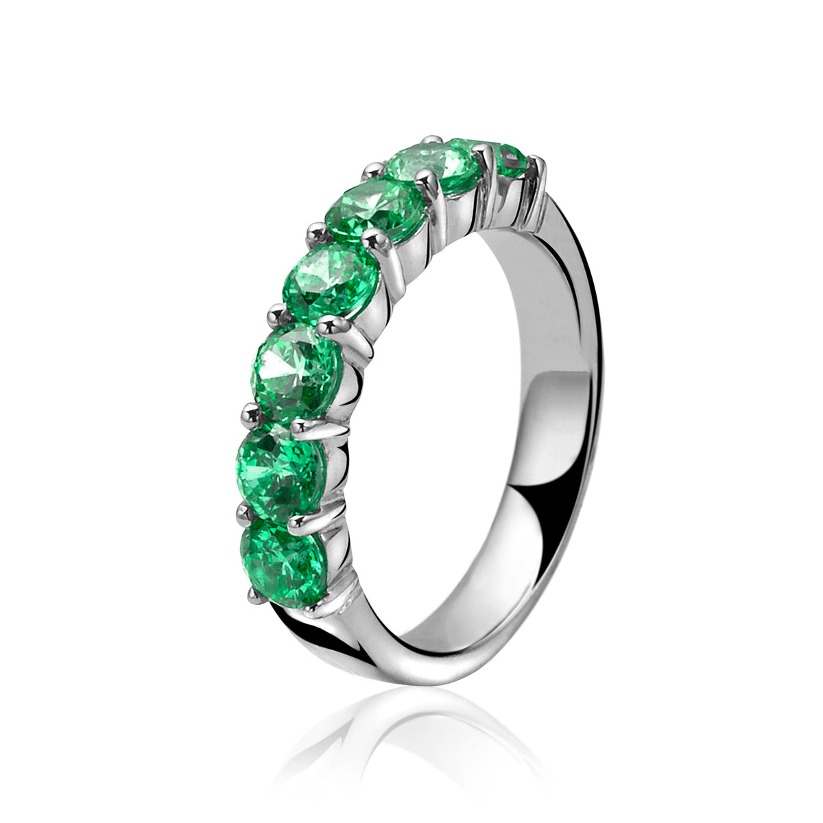 Zilveren ring met groene zirkonia stenen in een rij.