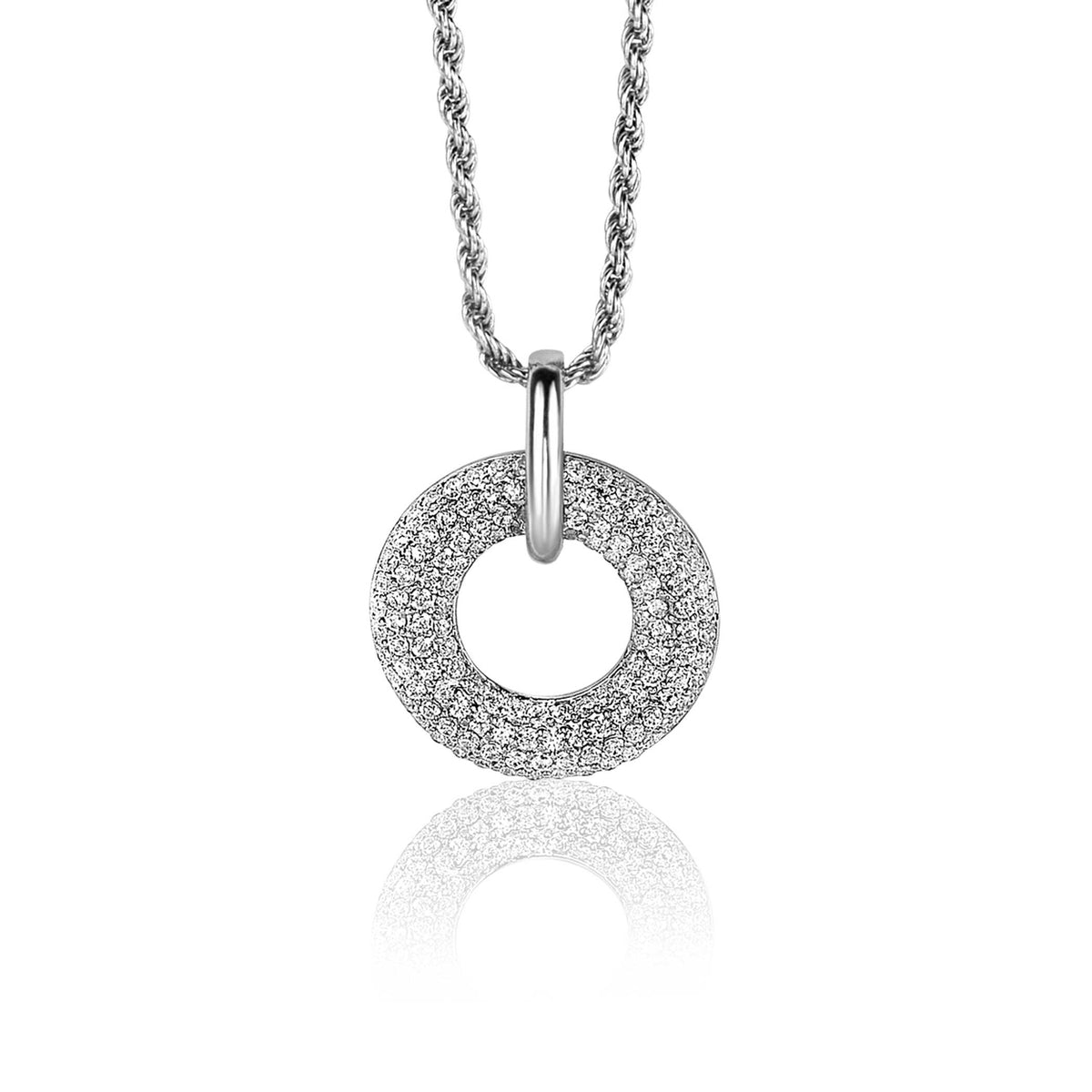 Zilveren hanger in de vorm van een ring, bezet met kleine steentjes, aan een gedraaide ketting.