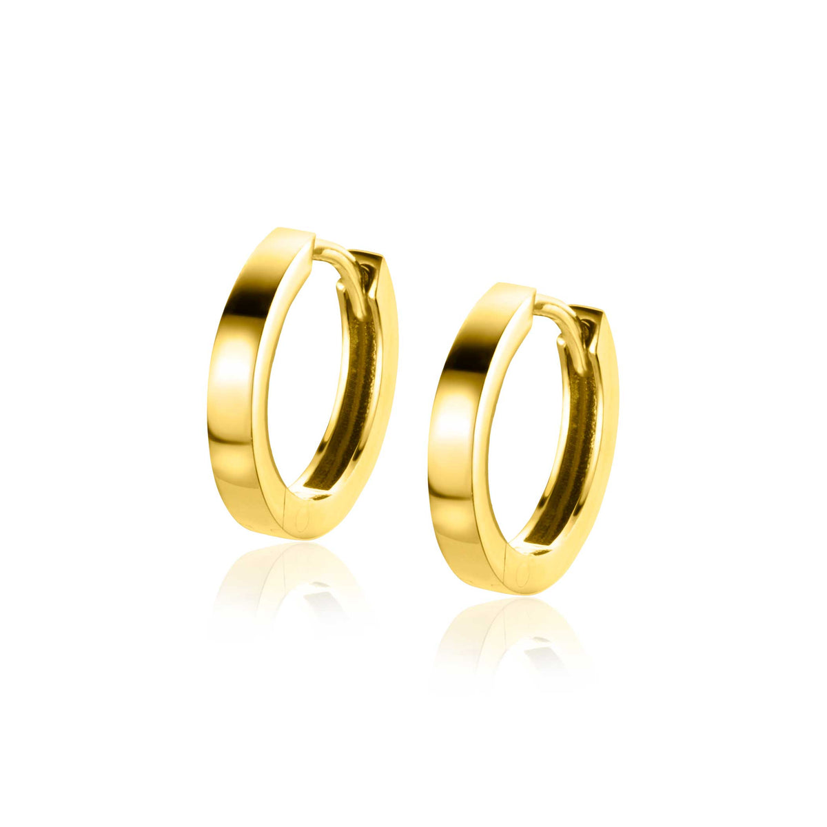 Gouden creolen met een matte afwerking en een eenvoudige, strakke vorm.