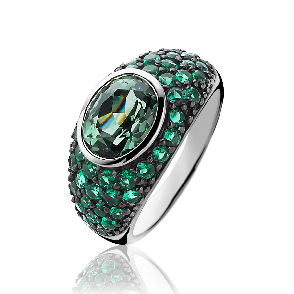 Zilveren ring met een grote groene steen en omringd door kleine groene en zwarte steentjes.