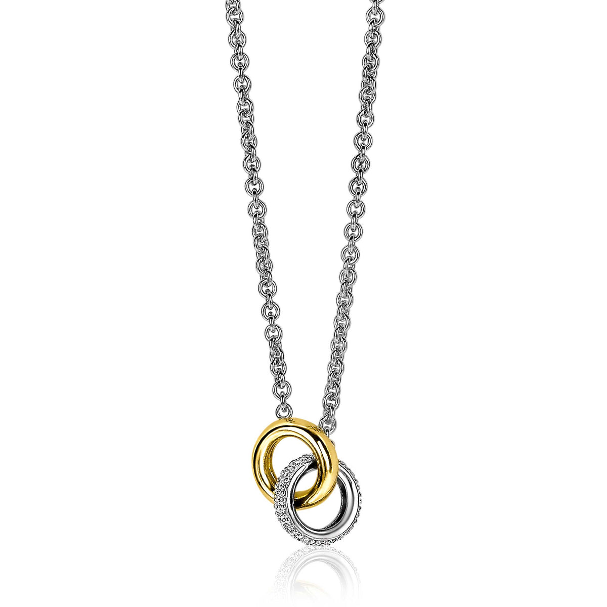 Zilveren ketting met een hanger van twee ringen, één in goud en één in zilver, versierd met steentjes.