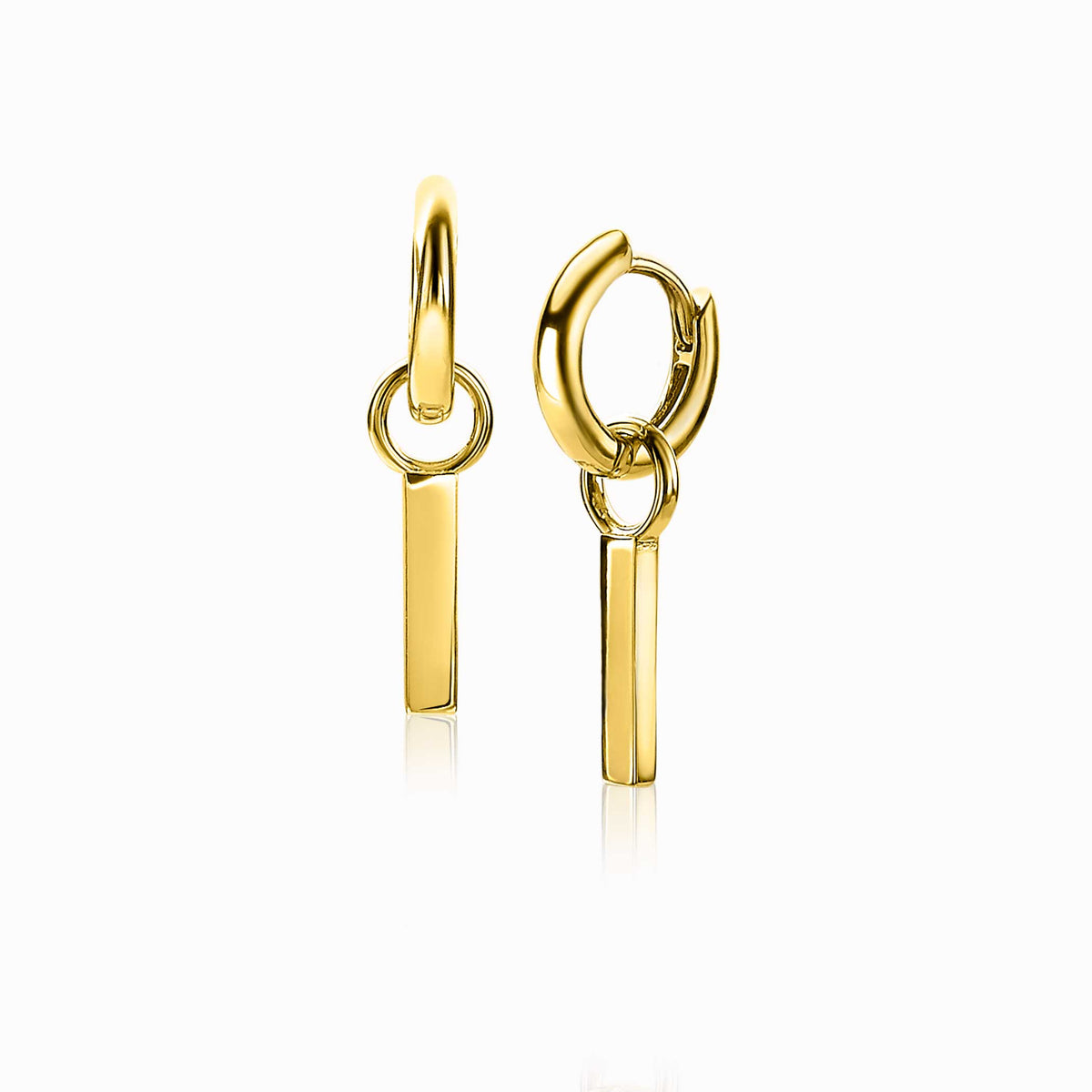 Gouden, vergulde oorbellen met een strakke, rechte staaf en een ronde sluiting.