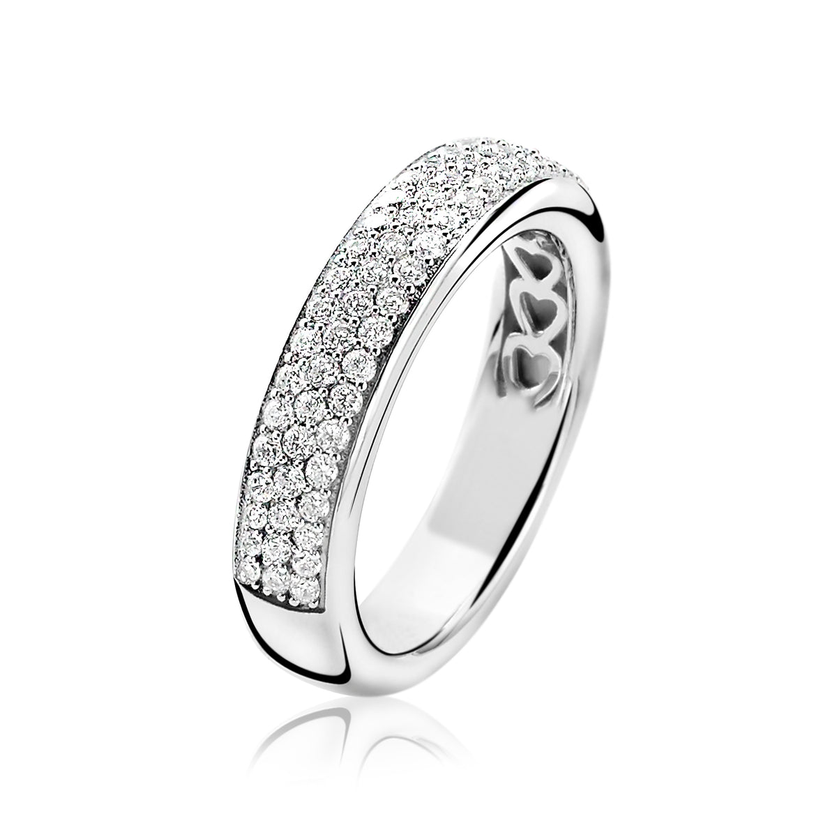 Zilveren ring met een brede band, bezet met sprankelende zirkonia-steentjes.