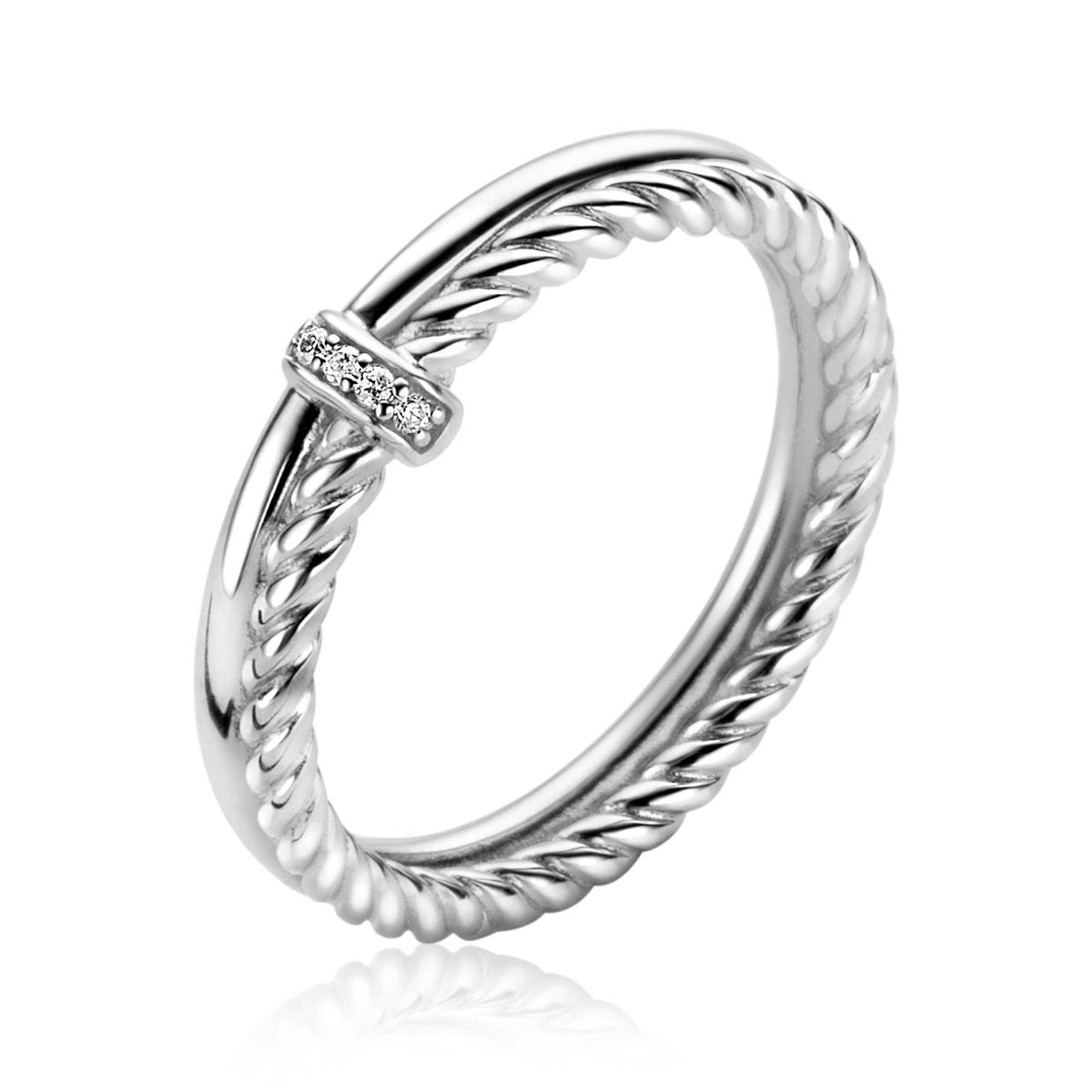 Zilveren ring met gedraaide band en een kleine glinsterende steen.