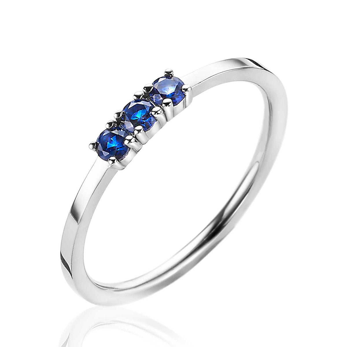 Zilveren ring met drie blauwe zirkonia's in een eenvoudige setting.