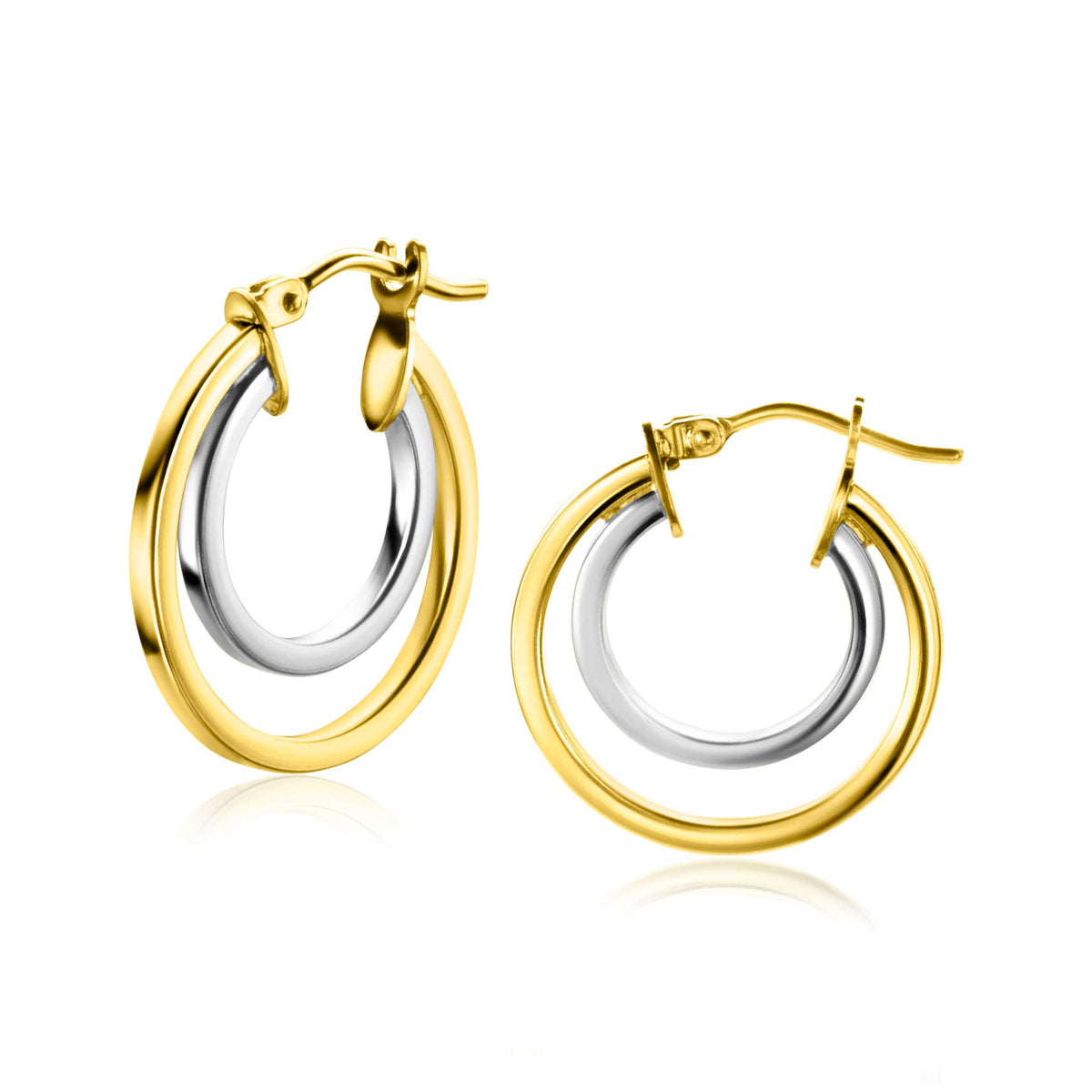 Gouden oorbellen met een dubbele ring, waarbij de binnenring zilverkleurig is.