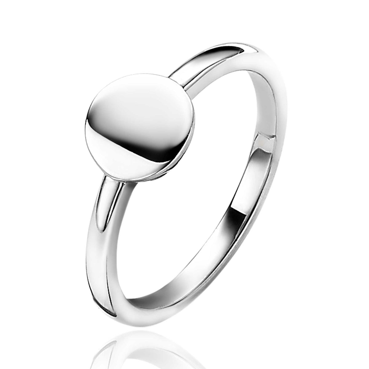 Zilveren ring met een gladde, ronde schijf als opvallend detail.