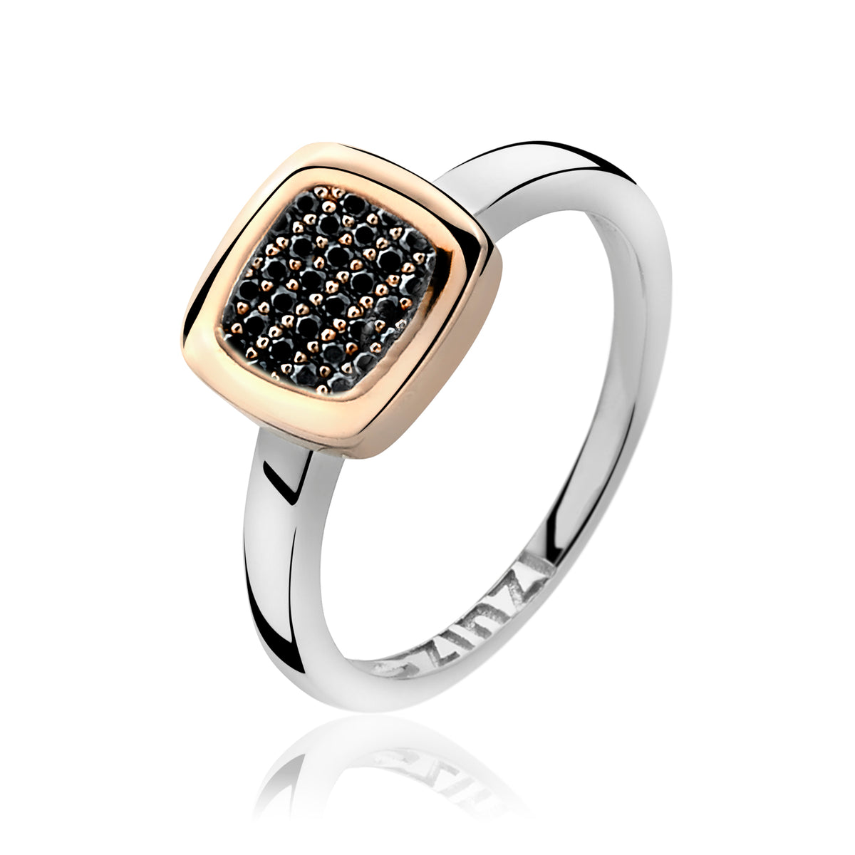 Gouden ring met een vierkante zwarte zirkonia-inzet en een zilveren band.