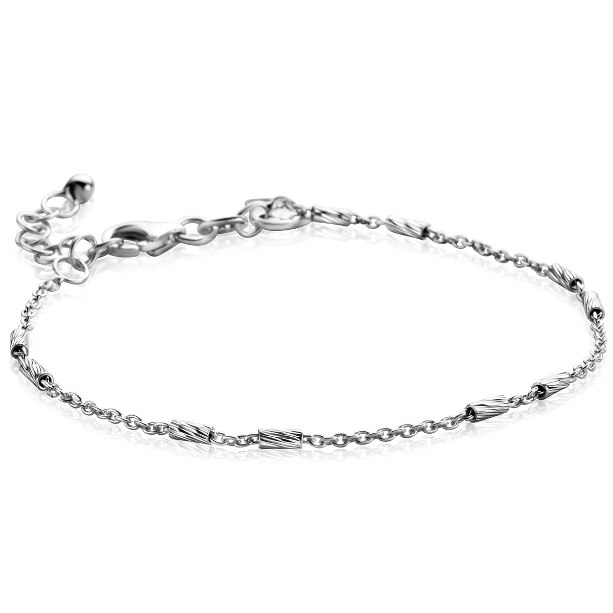 Zilveren armband met een schakelontwerp en gedetailleerde, gedraaide elementen.