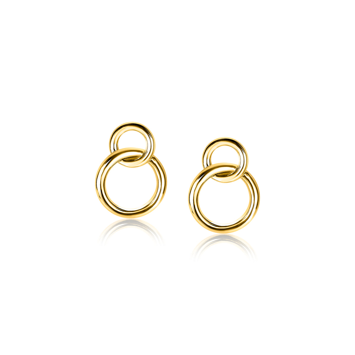 Gouden, vergulde oorbellen met twee overlappende ringen in een moderne, minimalistische stijl.