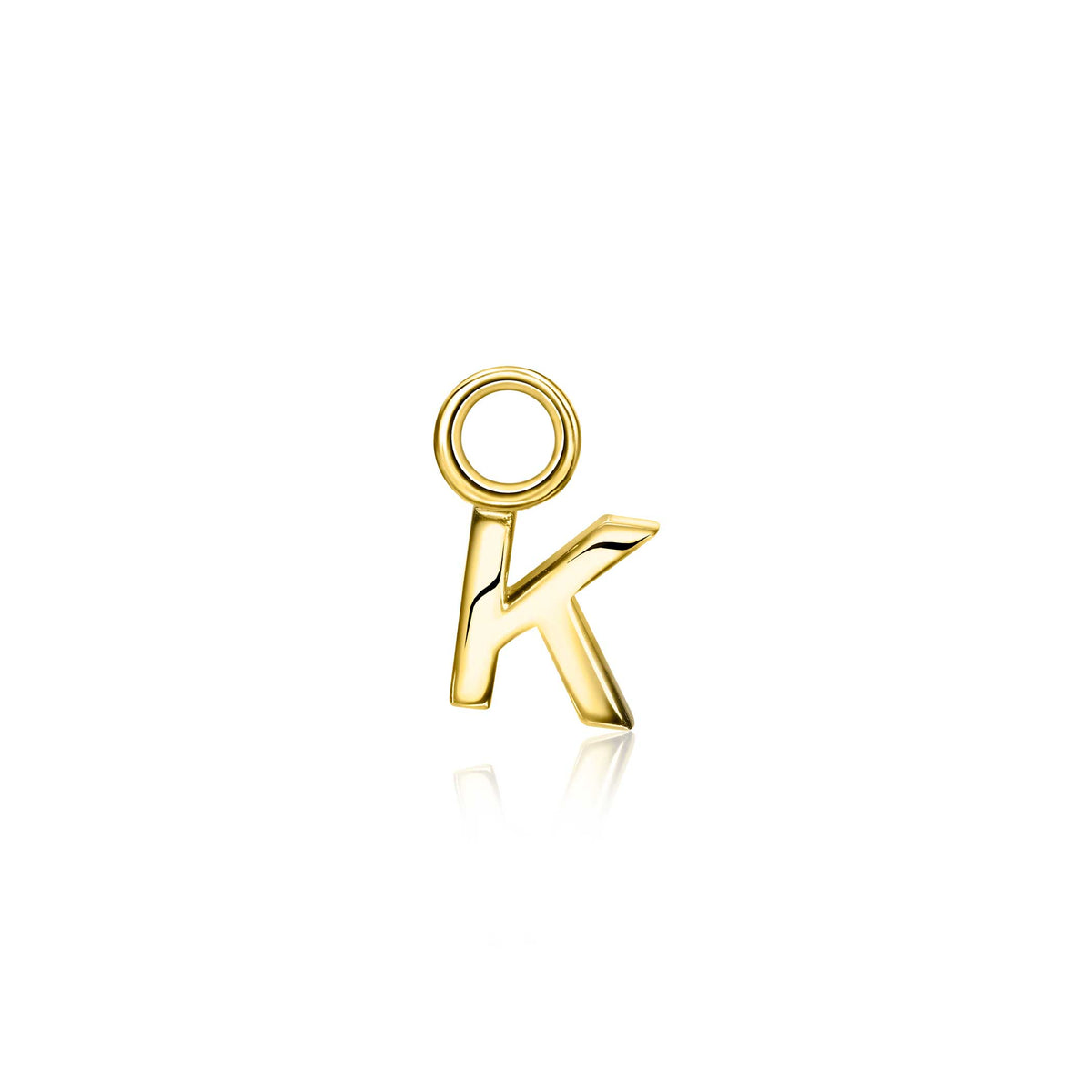Gouden, vergulde oorbel in de vorm van de letter K met een cirkelvormig detail.