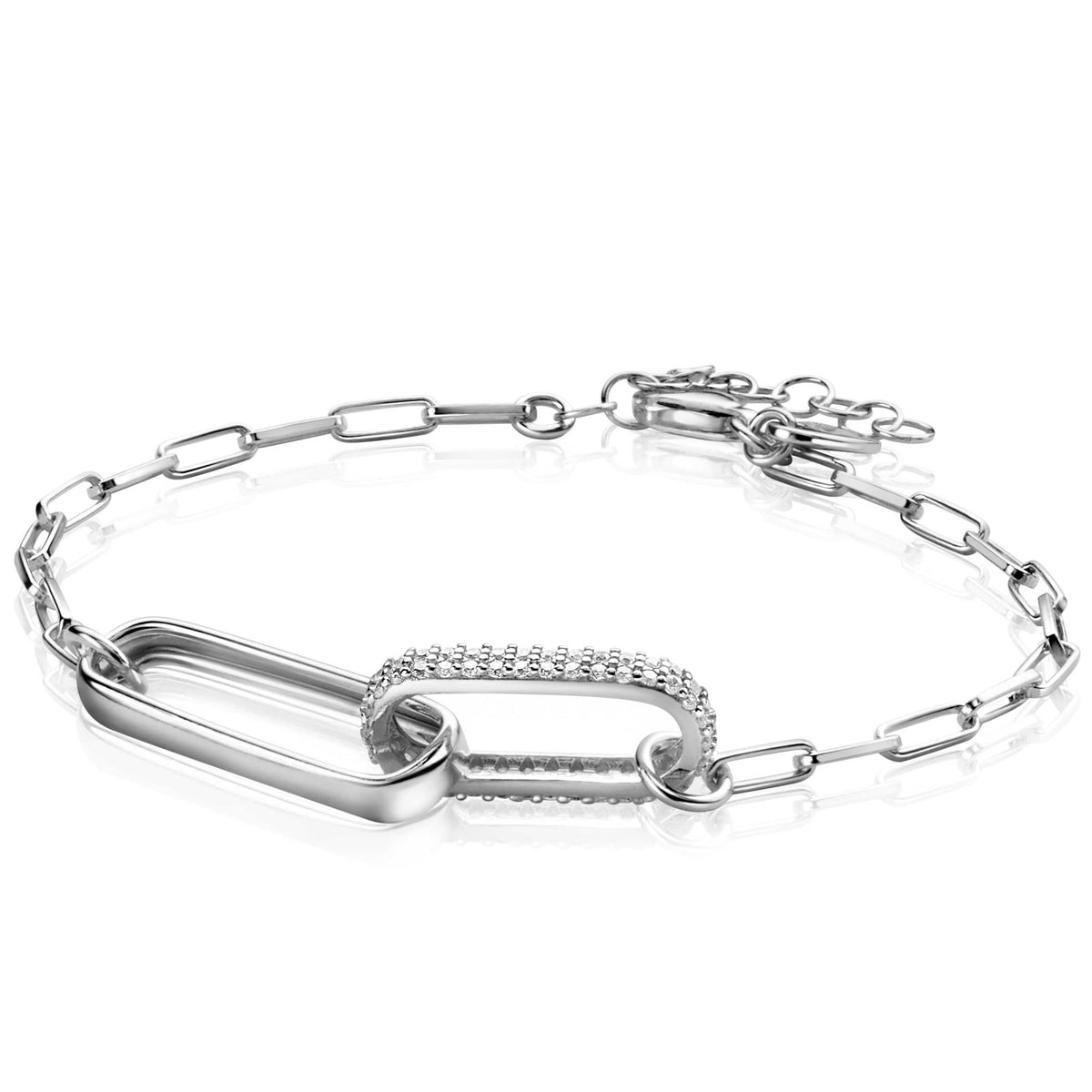 Zilveren armband met schakels en een opvallende, verzilverde ovale schakel met steentjes.