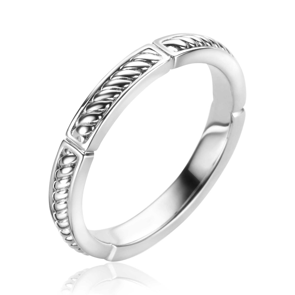 Zilveren ring met gedraaide details en een glanzende afwerking.