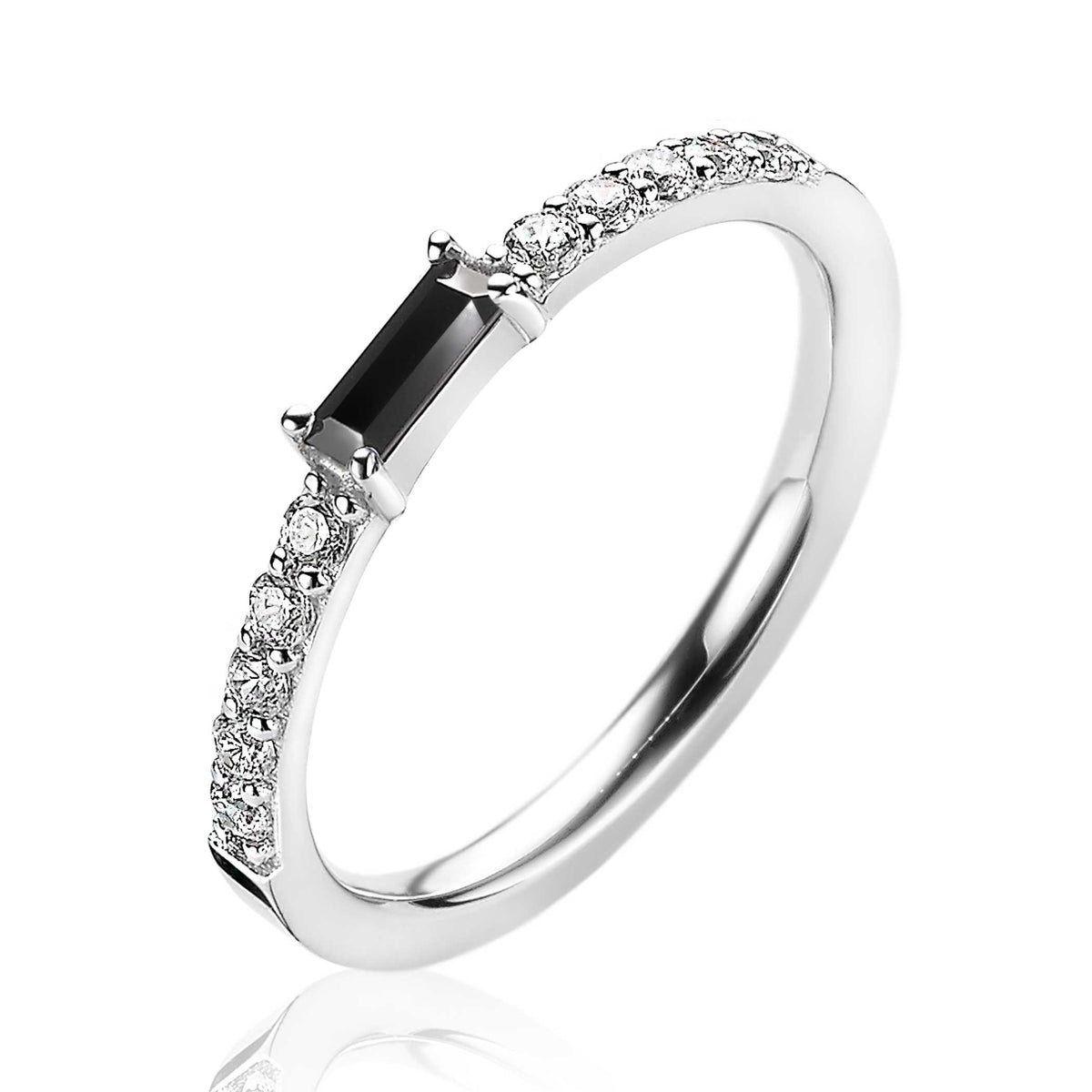 Zilveren ring met zwarte steen en sprankelende zirkonia aan de zijkanten.