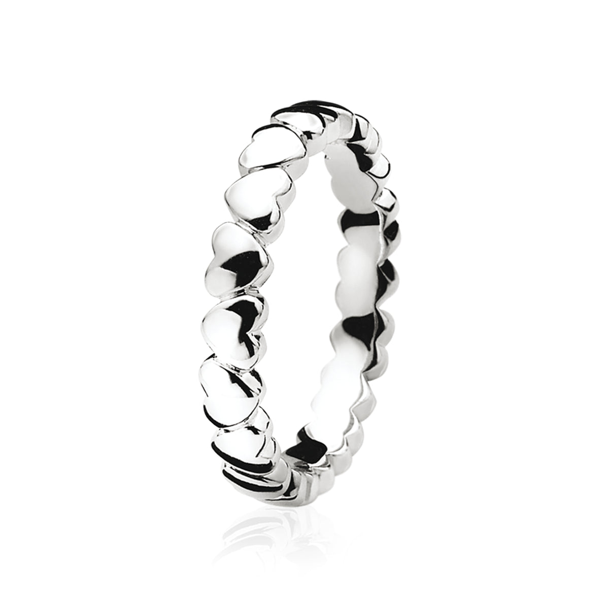 Zilveren ring met een golvende, hartvormige schakelontwerp.