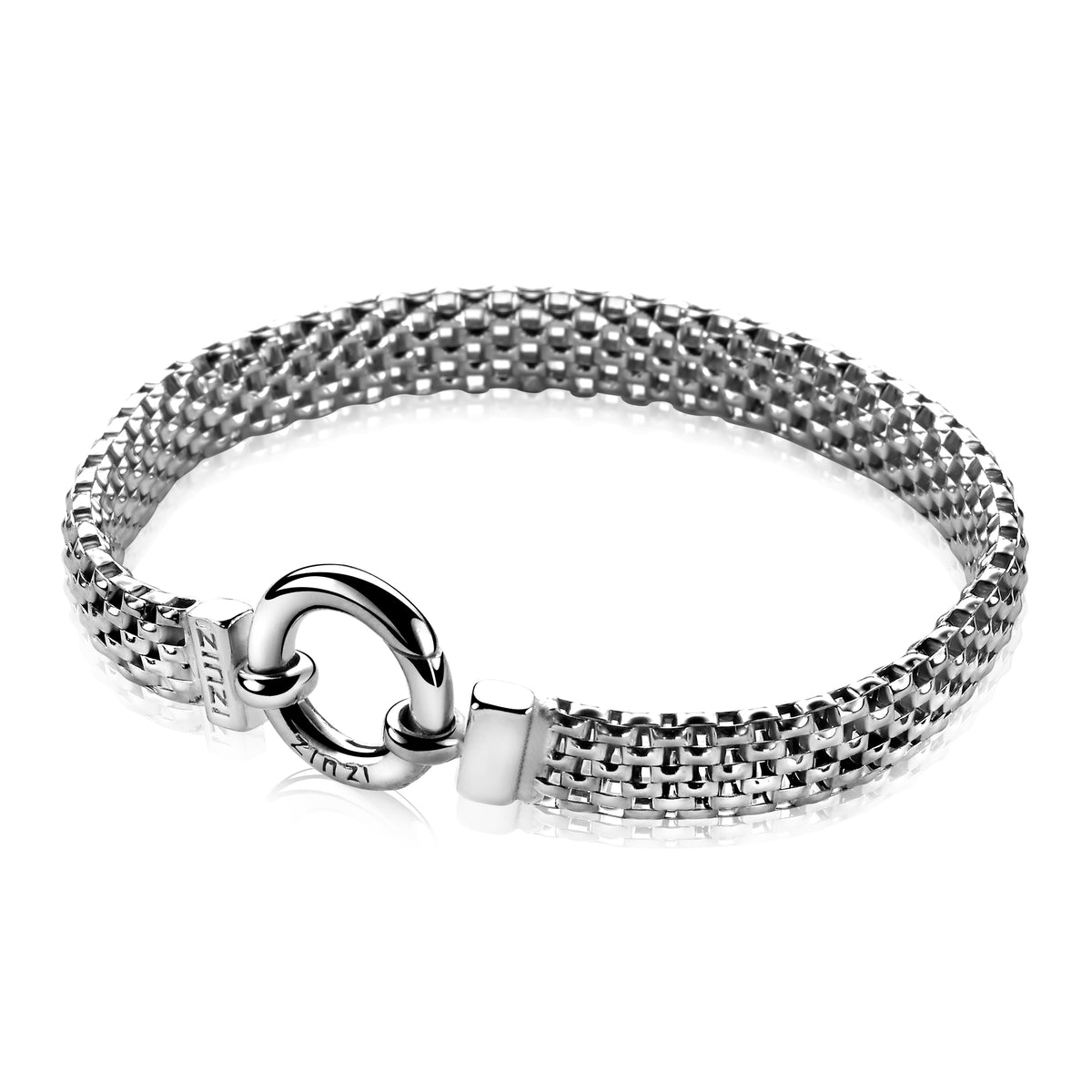 Zilveren armband met een gevlochten design en een opvallende sluiting.